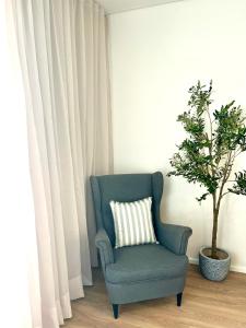 Apartment with kitchen and balcony - stroll to river & shopping mall