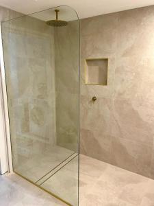 Apartment with kitchen and balcony - stroll to river & shopping mall