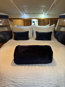 ENTIRE LUXURY MOTOR YACHT 70sqm - Oyster Fund - 2 double bedrooms both en-suite - HEATING sleeps up to 4 people - moored on our Private Island - LEGOLAND WINDSOR THORPE PARK ASCOT RACES Heathrow WENTWORTH LONDON Lapland UK Royal Holloway
