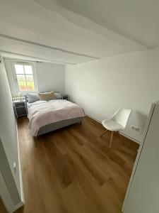 Für Gruppen und Familien - Modern und Fachwerk - Wohnung auf einer Etage mit 5 Schlafzimmern, 2 Bädern, Wohnzimmer, Parkplätzen