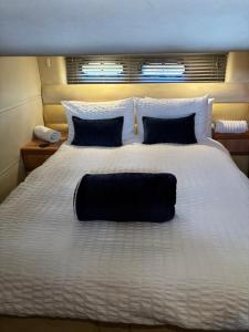 ENTIRE LUXURY MOTOR YACHT 70sqm - Oyster Fund - 2 double bedrooms both en-suite - HEATING sleeps up to 4 people - moored on our Private Island - LEGOLAND WINDSOR THORPE PARK ASCOT RACES Heathrow WENTWORTH LONDON Lapland UK Royal Holloway