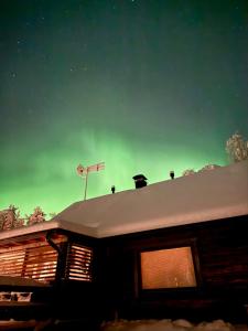 Authentic Log Cottage with Hot Tub