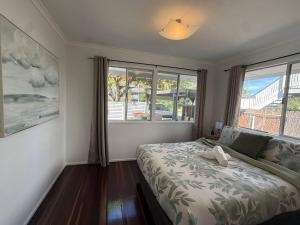 3BR Chic Urban Escape in Norman Park near BNE with Parking