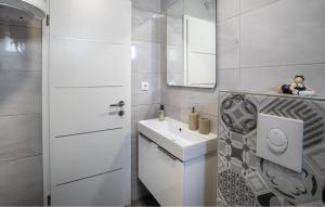 Lovely Apartment In Tucepi With House Sea View