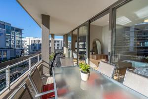 Spacious 2BR Canal Apartment - V&A and CTICC a short walk away