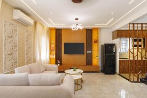 The Sapphire Garden Villa by StayJade Pool 3BHK
