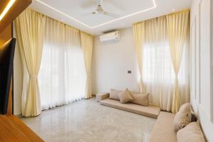 The Sapphire Garden Villa by StayJade Pool 3BHK