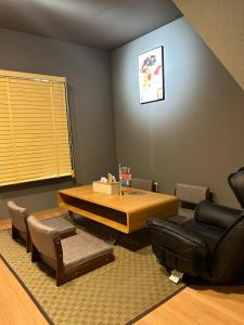 Private 2st-Floor 1LDK, Up to 4 Guests, Direct access to JR Airport, Kyocera Dome on foot, subway station right away, Shinsaibashi, Namba, USJ