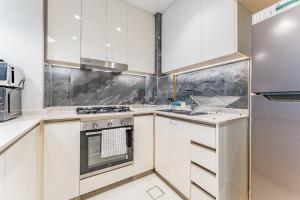 Sky-High 2BR with City Views, Minutes Drive to Downtown, Steps from the Bus Stop, Nobles Tower, Business Bay by Deluxe Holiday Homes