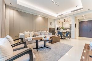 Sky-High 2BR with City Views, Minutes Drive to Downtown, Steps from the Bus Stop, Nobles Tower, Business Bay by Deluxe Holiday Homes