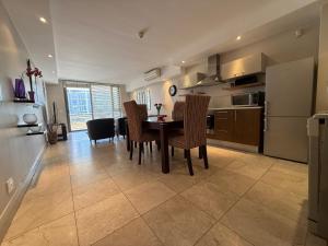 1BR Canal Apartment - V&A and CTICC a short walk away