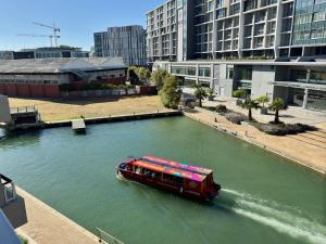 1BR Canal Apartment - V&A and CTICC a short walk away