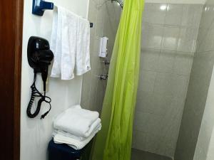 Cerca de pirámides, bancos, centros, UDLA, paradas