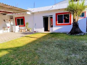 Cerca de pirámides, bancos, centros, UDLA, paradas