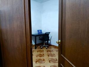 Cerca de pirámides, bancos, centros, UDLA, paradas