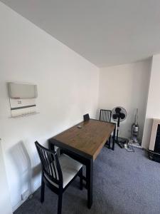 Entire 2 bed apartment - Up to 4 guest - 10 min from station & town centre
