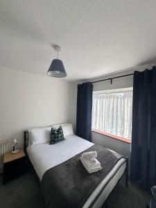 Entire 2 bed apartment - Up to 4 guest - 10 min from station & town centre