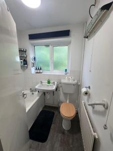 Entire 2 bed apartment - Up to 4 guest - 10 min from station & town centre