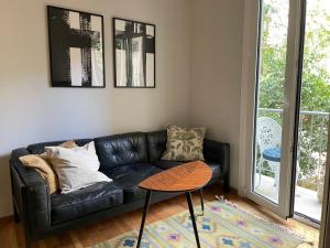 Charming Acropolis Flat with stunning shared Roof Terrace