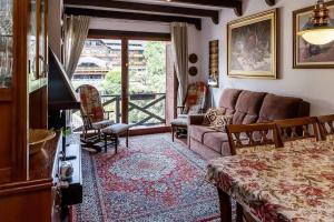 Linda cobertura com sacada no centro de Gramado.