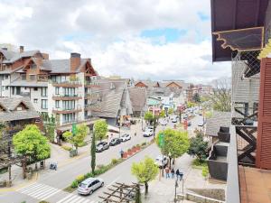 Linda cobertura com sacada no centro de Gramado.