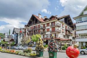 Linda cobertura com sacada no centro de Gramado.