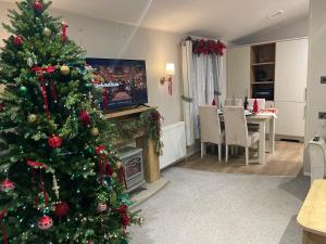 Lakeside Bliss with Fishing Peg and Hot Tub