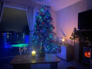 Lakeside Bliss with Fishing Peg and Hot Tub