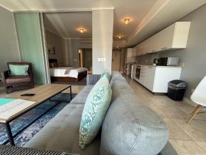 1BR Canal Apartment - V&A and CTICC a short walk away