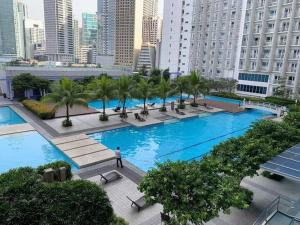 1 BR Makati JAZZ Condo WIFI Netflix Pool Balcony