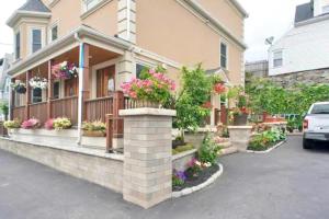 Chic 3BR & 2BA Quincy House w Balcony, Garden, Laundry & Pet Friendly 383