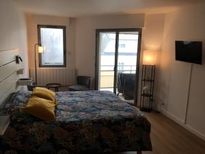 Carteret centre, port avec balcon vue mer