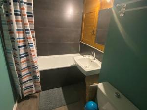 Studio cosy pour 4 avec balcon et Wi-Fi, accès direct aux pistes - FR-1-602-59