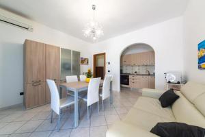 In pieno centro vicino al mare