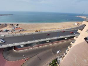 شقة 110م على البحر مباشرا سيدى بشر مكيفة