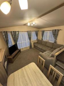 3 bedroom Lyons Oakfield Towyn pets welcome