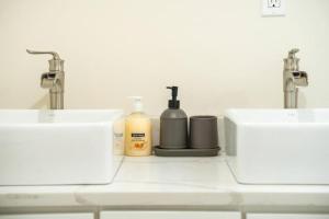 Breezy 3BR Boston Apt - Bathtub, Parking, TV, Walk to Train 803