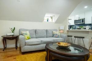 Breezy 3BR Boston Apt - Bathtub, Parking, TV, Walk to Train 803