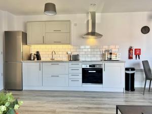 Stylish Abode in York-Parking