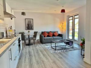 Stylish Abode in York-Parking