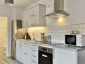 Stylish Abode in York-Parking