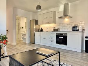 Stylish Abode in York-Parking