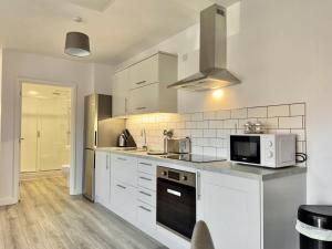 Stylish Abode in York-Parking