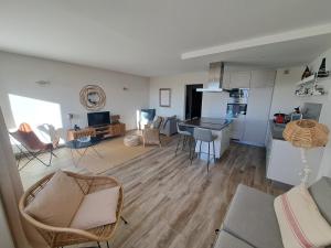 Superbe appartement piscine, tennis, vue mer et décoré avec goût