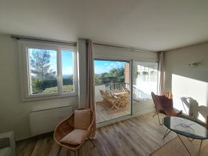 Superbe appartement piscine, tennis, vue mer et décoré avec goût