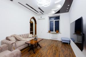 Euro Renovated & Comfy 2 bedrooms apartment TM200