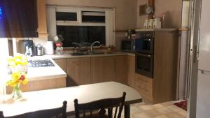 Spacious Two King Bedroom Stay Near M1 Walk to Leagrave Station Direct Trains to London