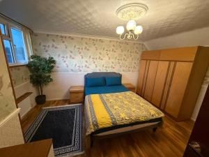 Spacious Two King Bedroom Stay Near M1 Walk to Leagrave Station Direct Trains to London