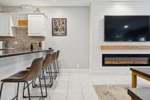 Heart of Southie - Hot Tub + Walk to Top Bars