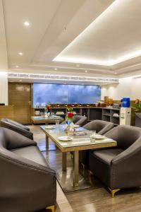 Newly Built Gold The Royal With Rooftop Restaurant - 2Mins Walk From New Delhi Rail Station & 5Mins from Connaught Place